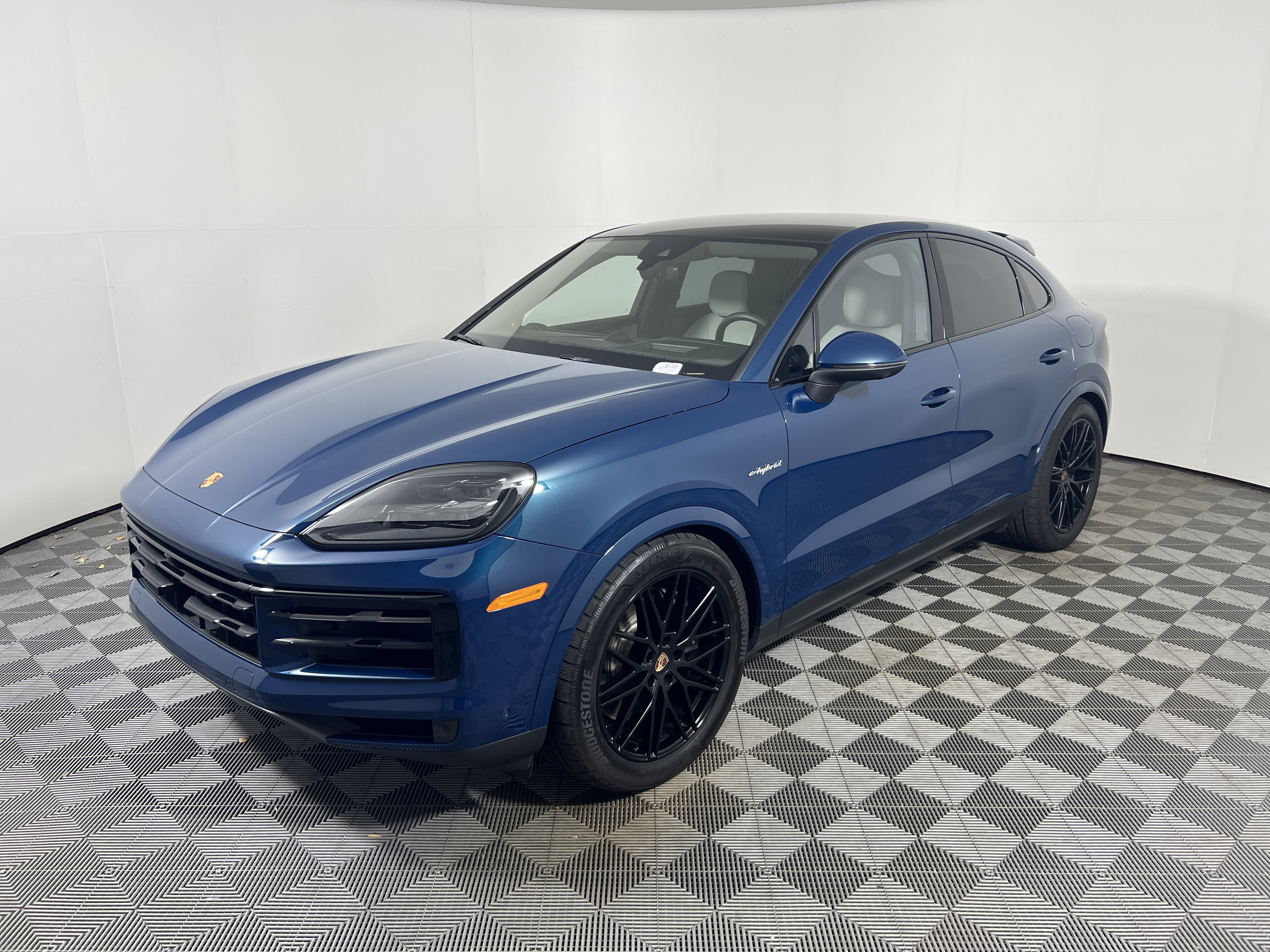 Used 2026 Porsche Cayenne E-Hybrid Coupe AWD/4WD image 11