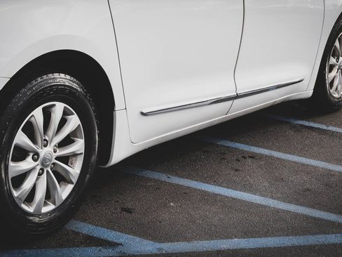 Used 2019 Chrysler Pacifica Touring-L w/ Advanced Safetytec Group image 29