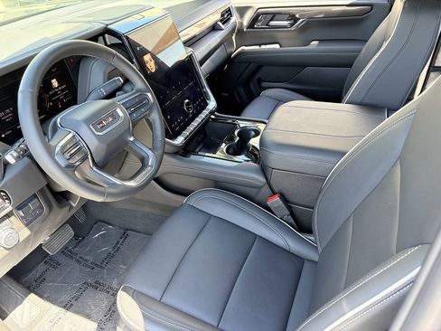Used 2025 GMC Yukon Elevation w/ Elevation Premium Package AWD/4WD image 18