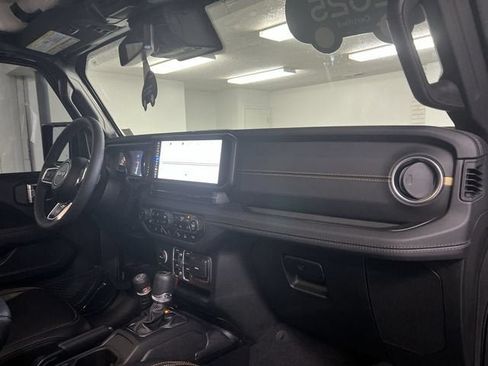 Used 2025 Jeep Wrangler Unlimited Sahara AWD/4WD image 28