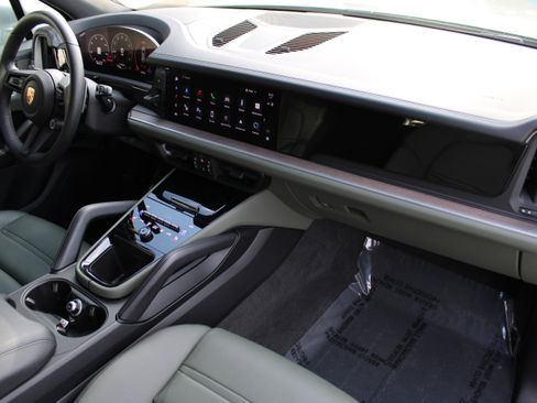 Certified 2025 Porsche Cayenne image 27