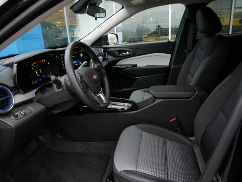 Certified 2025 Chevrolet Trax LT w/ LT Convenience Package image 8