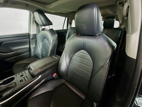 Used 2024 Toyota Highlander XLE AWD/4WD image 19