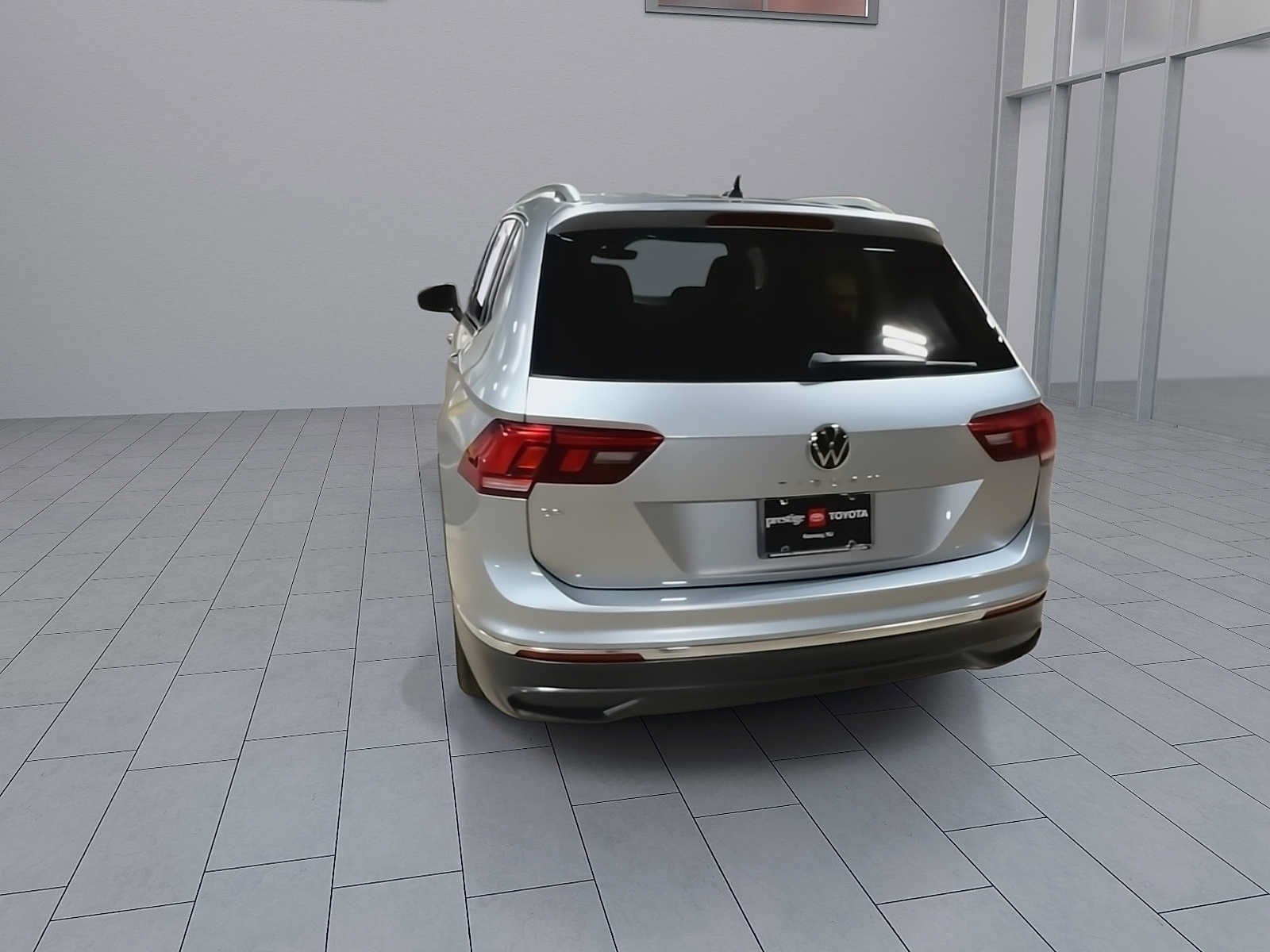 Used 2023 Volkswagen Tiguan SE w/ Panoramic Sunroof Package FWD image 7
