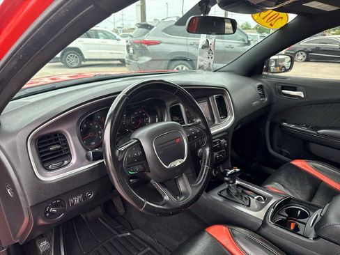 Used 2019 Dodge Charger SXT w/ Blacktop Package RWD image 8