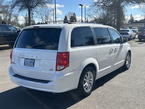 Certified 2019 Dodge Grand Caravan SXT image 5