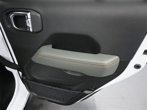 New 2025 Jeep Gladiator Mojave image 13