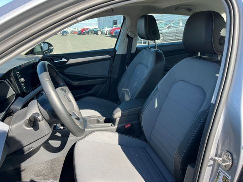 Used 2025 Volkswagen Jetta SE image 35