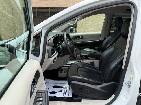 Used 2023 Chrysler Pacifica Touring-L FWD image 20