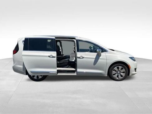 Used 2020 Chrysler Pacifica Limited w/ Advanced Safetytec Group FWD image 10