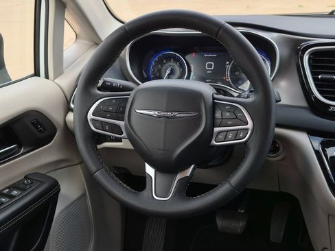 Used 2023 Chrysler Pacifica Touring-L FWD image 12