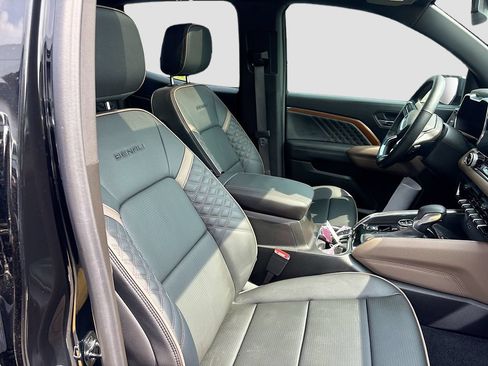 Used 2025 GMC Canyon Denali AWD/4WD image 31