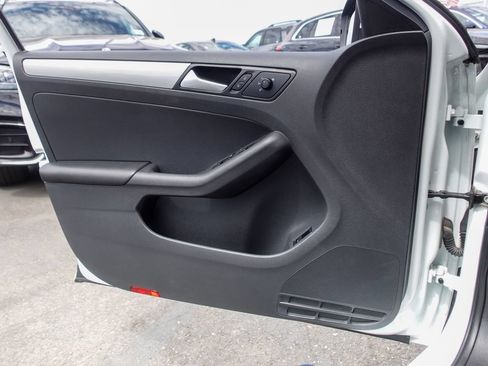 Used 2018 Volkswagen Jetta SE FWD image 17