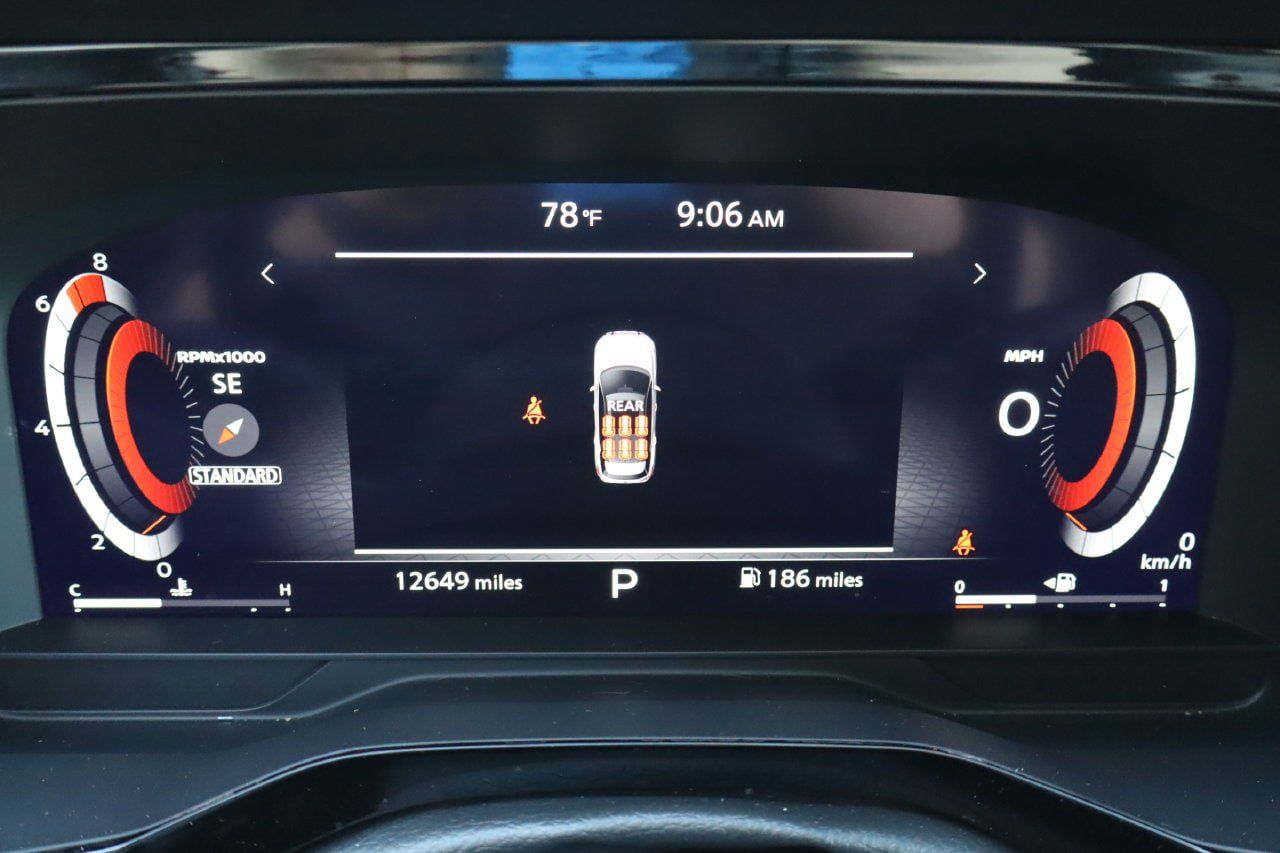 Used 2025 Nissan Pathfinder Platinum w/ Black Appearance Package FWD image 11