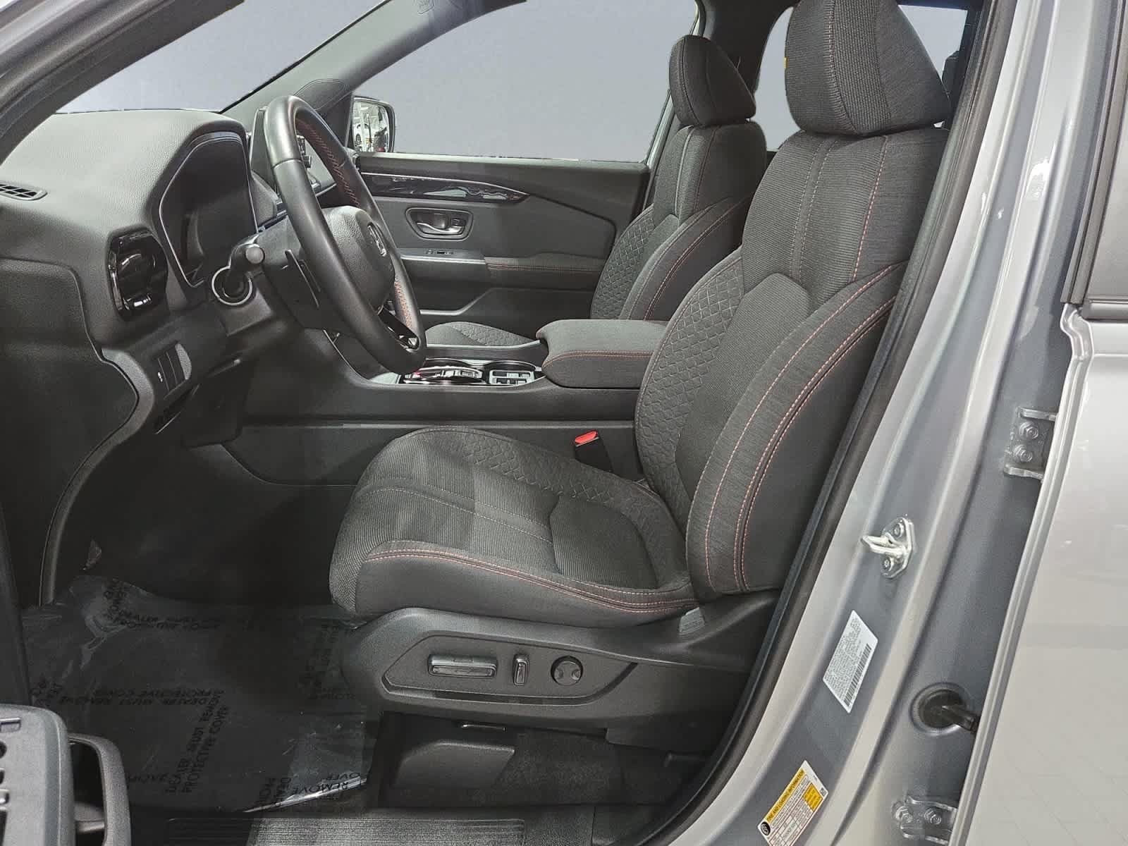 Used 2025 Honda Pilot Sport image 13