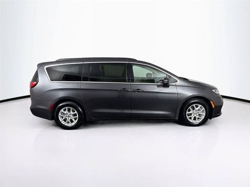 Used 2022 Chrysler Pacifica Touring-L FWD image 9