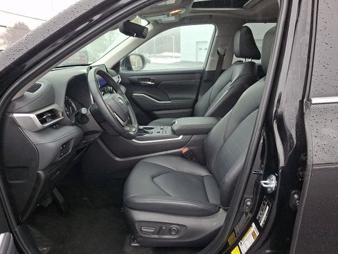 Used 2025 Toyota Highlander XLE image 14