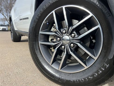 Used 2017 Jeep Grand Cherokee Limited w/ Luxury Group II image 8