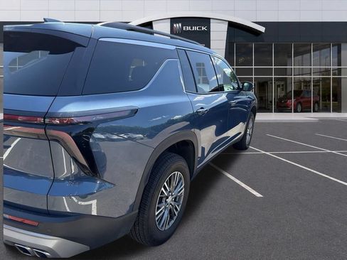 Used 2025 Chevrolet Traverse LT FWD image 7