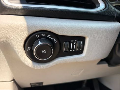 Used 2019 Chrysler Pacifica Touring-L FWD image 17