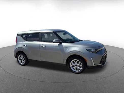 Used 2025 Kia Soul LX w/ LX Technology Package FWD image 2