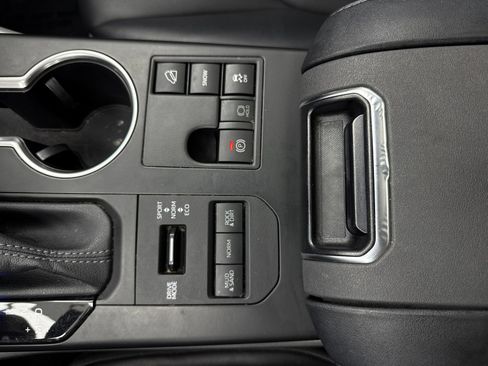Used 2023 Toyota Highlander XLE AWD/4WD image 31