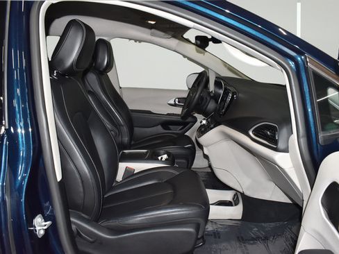 Certified 2024 Chrysler Pacifica Touring-L FWD image 11