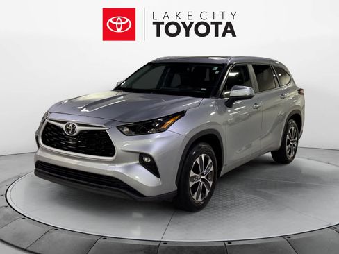Used 2024 Toyota Highlander XLE image 1