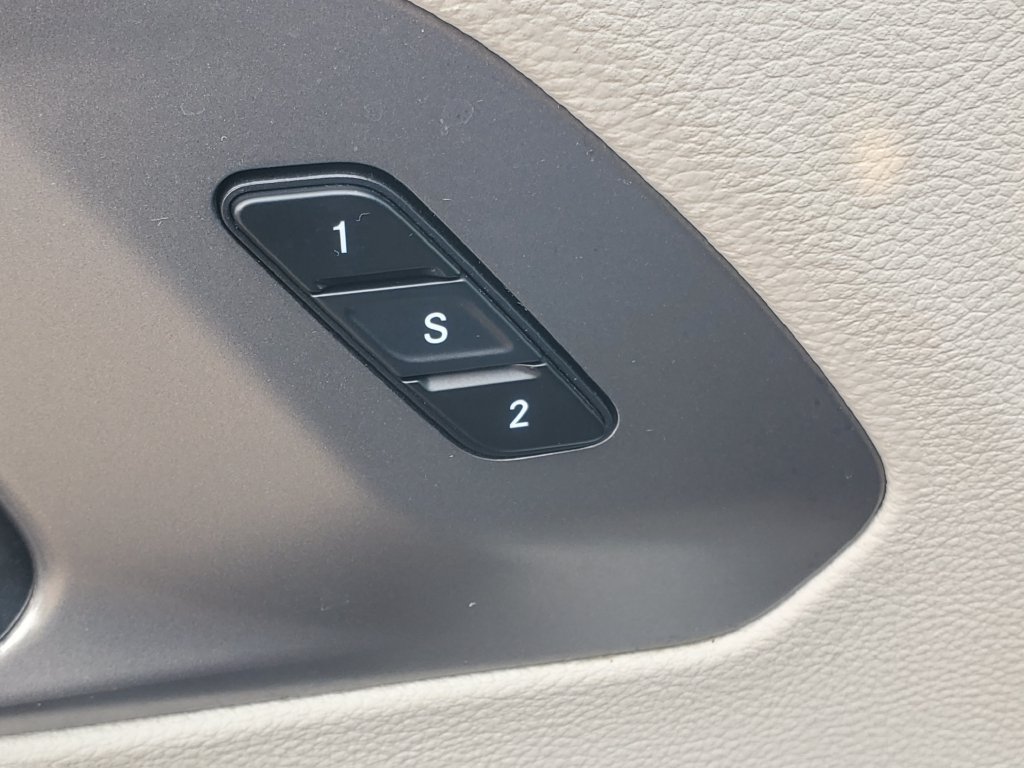 Used 2024 Chrysler Pacifica Touring-L FWD image 7