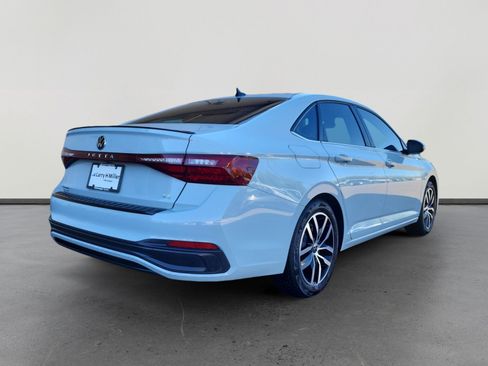 Certified 2025 Volkswagen Jetta SE image 5