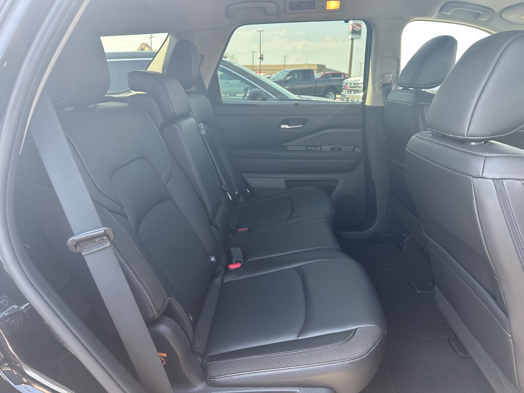 Used 2025 Nissan Pathfinder SL AWD/4WD image 14