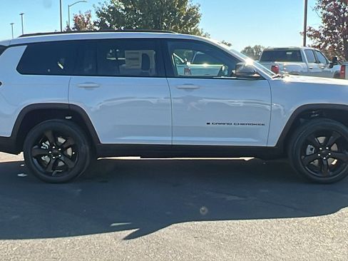 New 2025 Jeep Grand Cherokee L Laredo image 2
