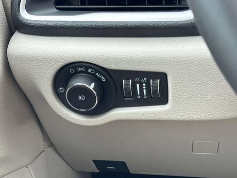 Used 2023 Chrysler Pacifica Touring-L AWD/4WD image 18
