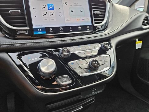 New 2027 Chrysler Pacifica Select AWD/4WD image 23
