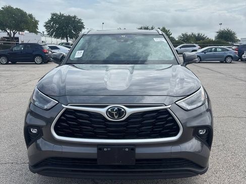 Used 2025 Toyota Highlander XLE AWD/4WD image 2