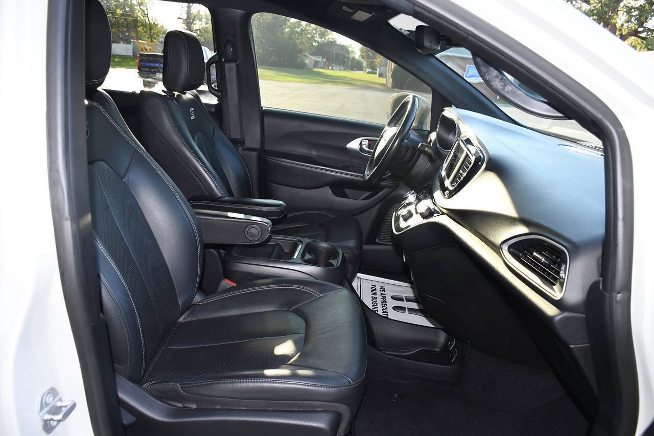 Used 2020 Chrysler Pacifica Touring-L w/ S Appearance Package FWD image 25