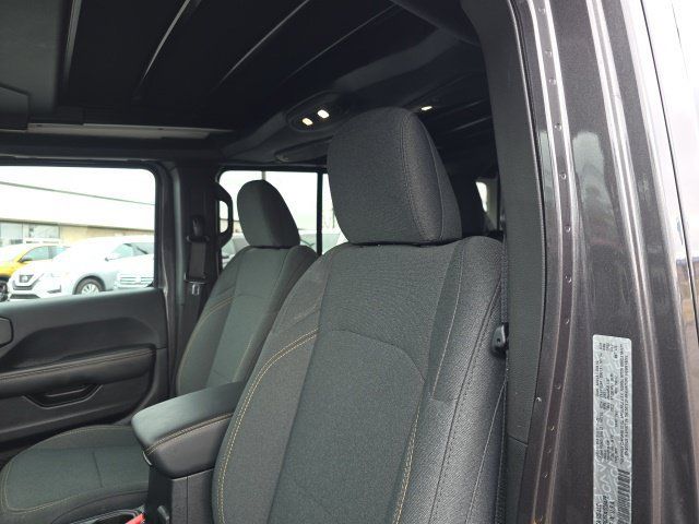 Used 2025 Jeep Wrangler Unlimited Sahara w/ Safety Group AWD/4WD image 18
