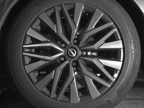 Used 2025 Nissan Altima 2.5 SV FWD image 14