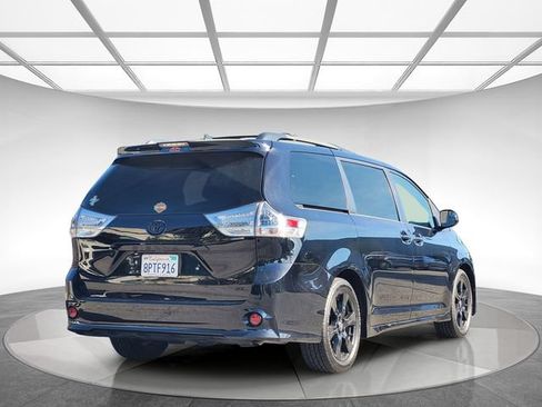 Used 2020 Toyota Sienna SE w/ Nightshade Edition FWD image 4