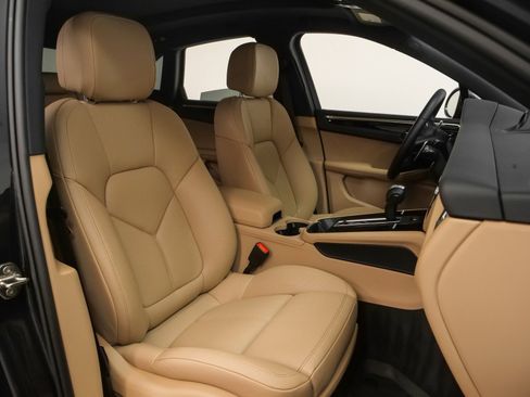 Used 2025 Porsche Macan image 22