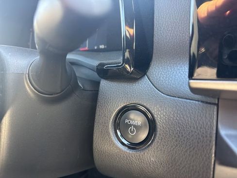 Used 2025 Toyota Camry SE w/ Convenience Package image 12