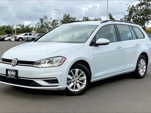 Used 2019 Volkswagen Golf SE image 2