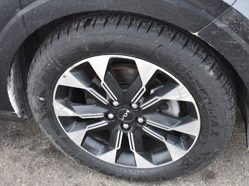 Certified 2024 Kia Carnival EX image 11