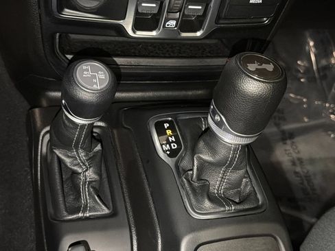 Used 2024 Jeep Wrangler Unlimited Sahara AWD/4WD image 28