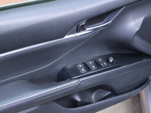 Used 2018 Toyota Camry XSE image 11