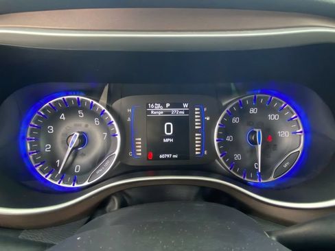 Used 2022 Chrysler Voyager LX FWD image 19