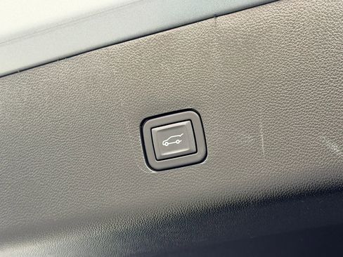 Used 2023 Chevrolet Traverse RS AWD/4WD image 28