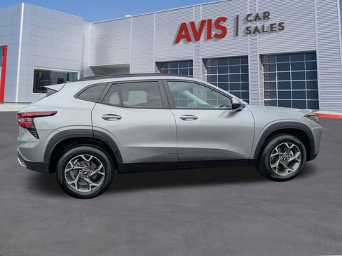 Used 2025 Chevrolet Trax LT w/ LT Convenience Package image 5