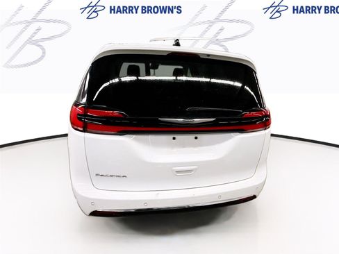 Used 2023 Chrysler Pacifica Touring-L image 9