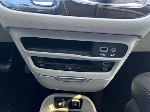 Used 2020 Chrysler Pacifica Touring-L Plus image 26